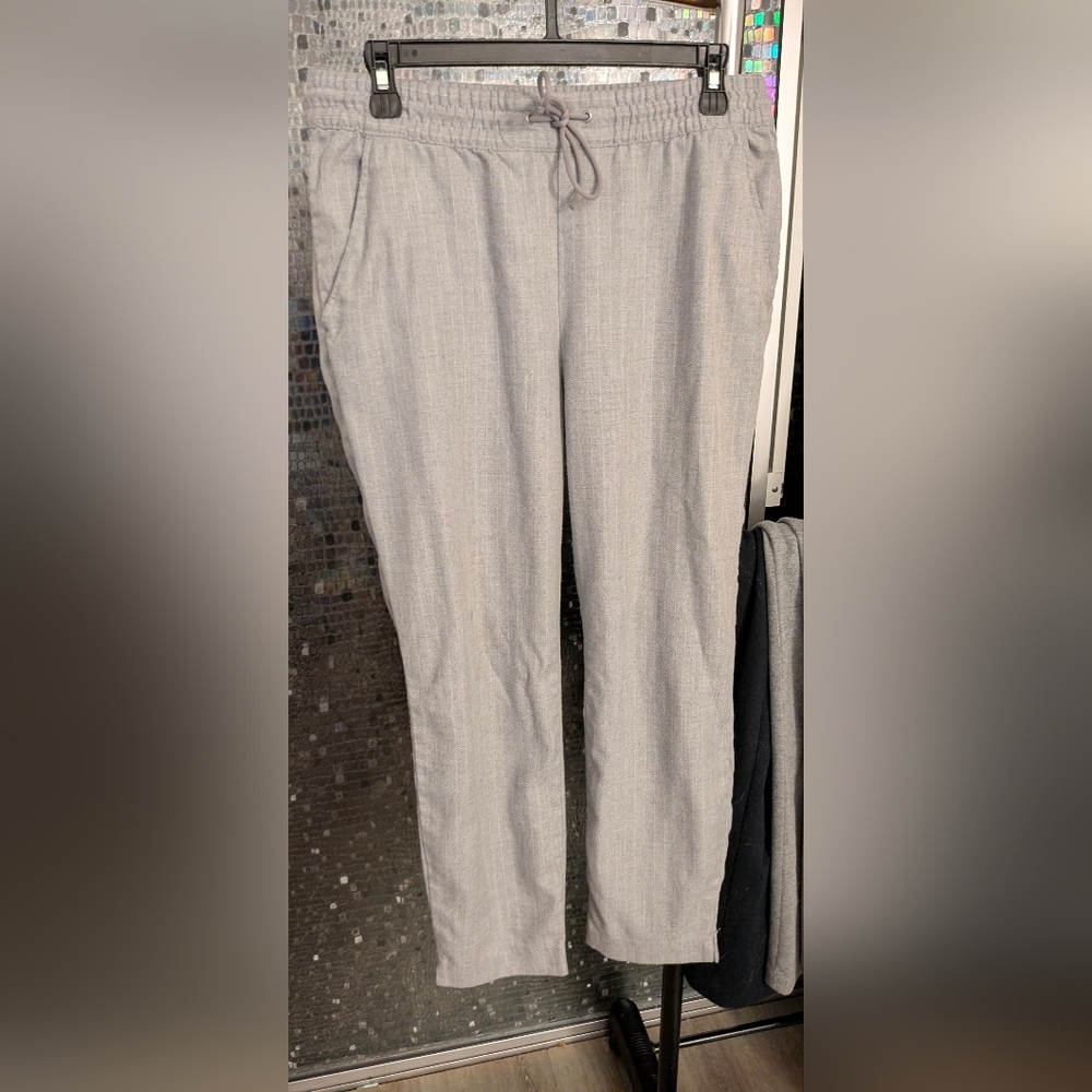 Women's Ankle Cropped Pull-On Pants in Light Gray